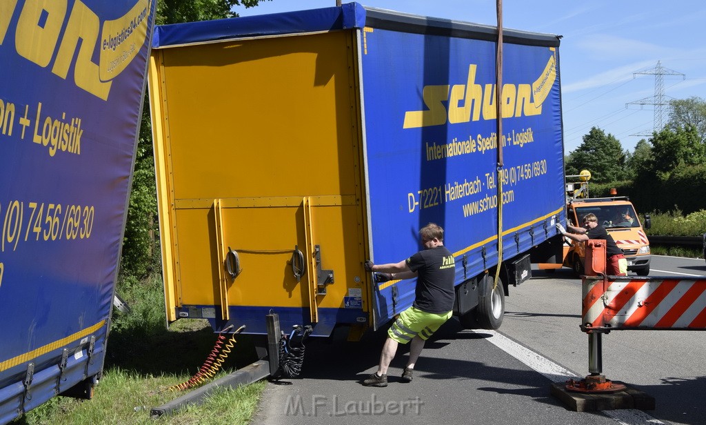 LKW in Boeschung A 3 Rich Frankfurt Hoehe Roesrath Lohmar P110.JPG - Miklos Laubert